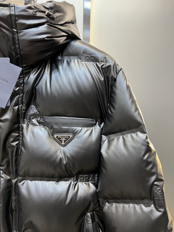 880prada prada new jacquard nylon down jacket metal small label down jacket. The down jacket is made from re-nylon recycled nylon in a modern design that complements the silhouette, with 95% white duck down for warmth an