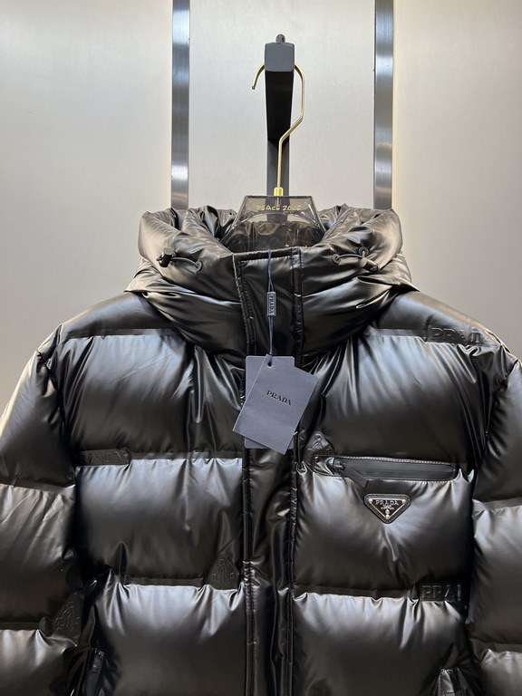 880prada prada new jacquard nylon down jacket metal small label down jacket. The down jacket is made from re-nylon recycled nylon in a modern design that complements the silhouette, with 95% white duck down for warmth an