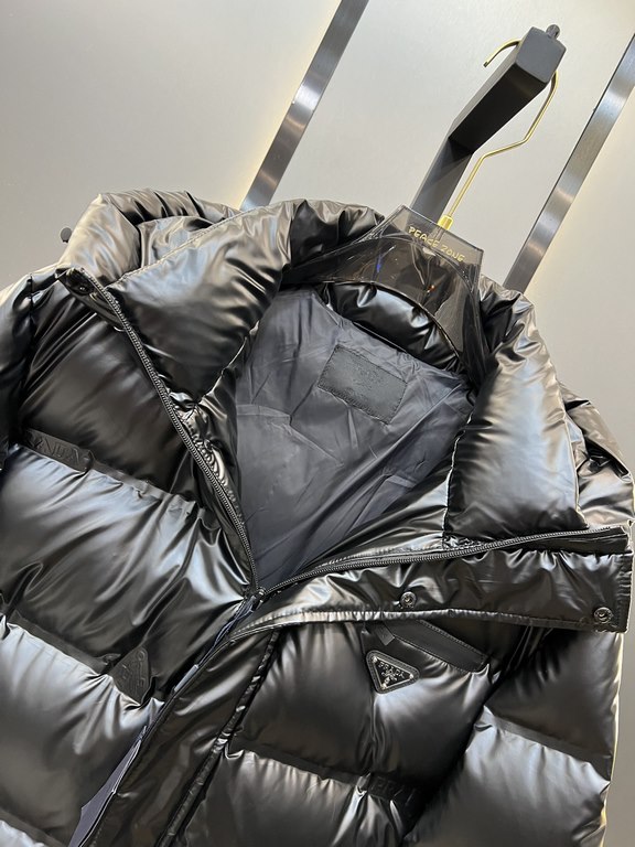 880prada prada new jacquard nylon down jacket metal small label down jacket. The down jacket is made from re-nylon recycled nylon in a modern design that complements the silhouette, with 95% white duck down for warmth an