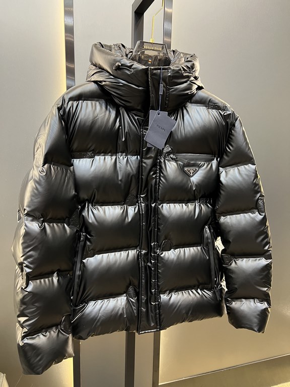 880prada prada new jacquard nylon down jacket metal small label down jacket. The down jacket is made from re-nylon recycled nylon in a modern design that complements the silhouette, with 95% white duck down for warmth an