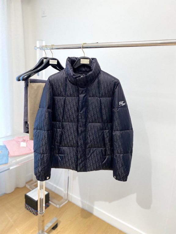 515 The latest men's down jacket is made of soft and cozy fabric. The shape of the jacket is amazing. Zipper. Accessories are customer supply, imported fabrics, lightweight and comfortable, warm and stylish, simple and g