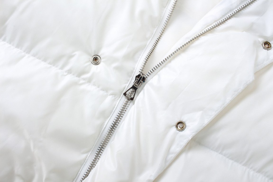 P455 Gucci new webbing embroidered label down jacket .    Made of national standard 90% white duck down, full of down, high resilience! The fluffiness is unbeatable! This is a unisex model! It's so great that you can wea