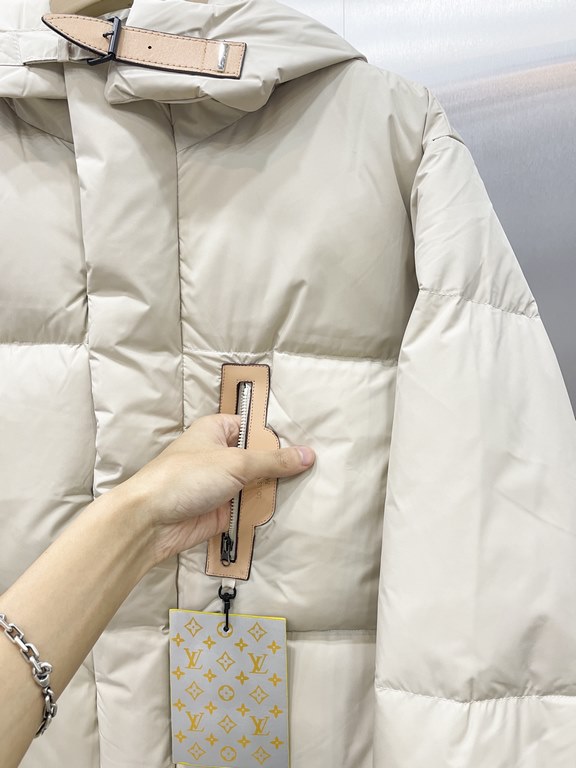 520  Item No. 948L.V two-color thickened bread down jacketFallWinter 2023 synchronization model Top value single product90% white duck down filling for warmth.Coated customized fabric, waterproof, windproof and warm.Doub