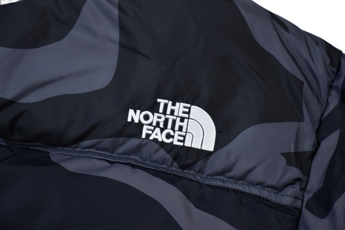 408 Top Version The North Face x Kaws Co-Branded 1996 US Down JacketThe three compartments are filled with RDS certified high quality 700 high fluffy duck down for better warmth, lightweight but not too heavy, and the fl