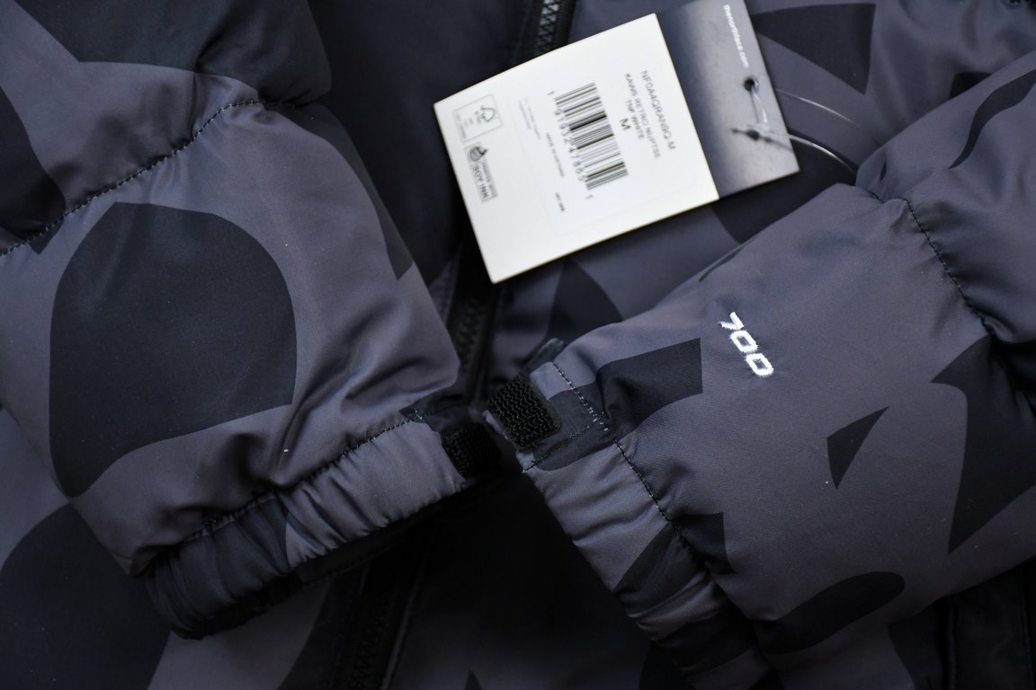 408 Top Version The North Face x Kaws Co-Branded 1996 US Down JacketThe three compartments are filled with RDS certified high quality 700 high fluffy duck down for better warmth, lightweight but not too heavy, and the fl