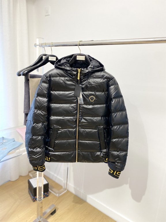 515  Versace, the latest men's light down jacket, soft and comfortable fabric. The top shape is awesome ． Zipper. Accessories are customer supply, imported fabrics, lightweight and comfortable, warm and stylish, simple a