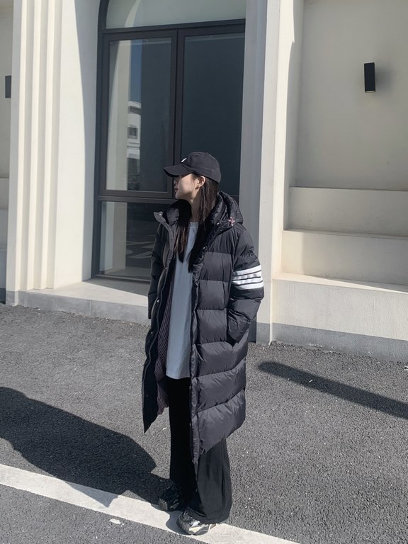 680  #ThomBrowneThomBrowne 2023 counter new classic four-bar hooded men and women with the same couple paragraph long large quilt down coat jacketColor Black GraySize S M L XL