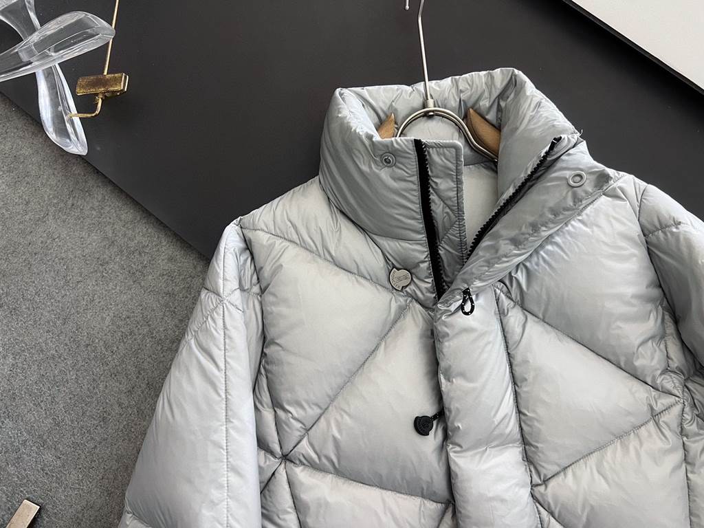 Down jacket - P1010) annual guarantee  Mon High Edition. (Cannon matte silver) trade orders Patchwork leather details embellished men's hidden hood collar short down jacket lapels pockets details using patchwork leather 