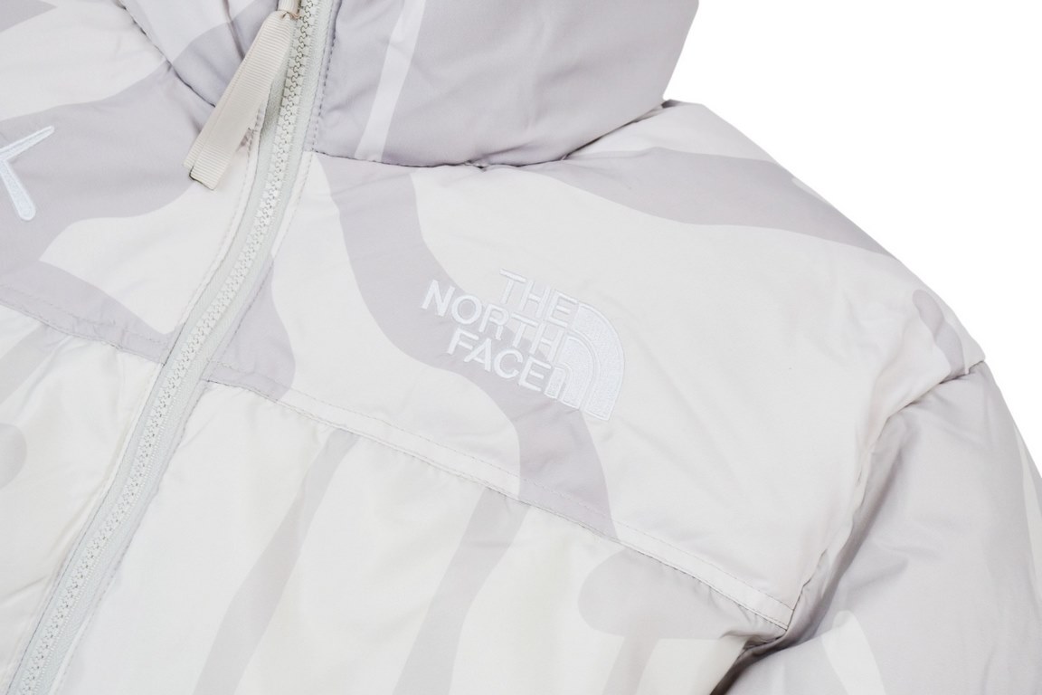 378 Top Version The North Face x Kaws Co-Branded 1996 US Down JacketThe three compartments are filled with RDS certified high quality 700 high fluffy duck down for better warmth, lightweight but not heavy, and the fluffi