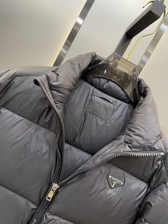 820prada prada new jacquard nylon down jacket metal small label down jacket. The down jacket is made from re-nylon recycled nylon in a modern design that complements the silhouette, with 95% white duck down for warmth an