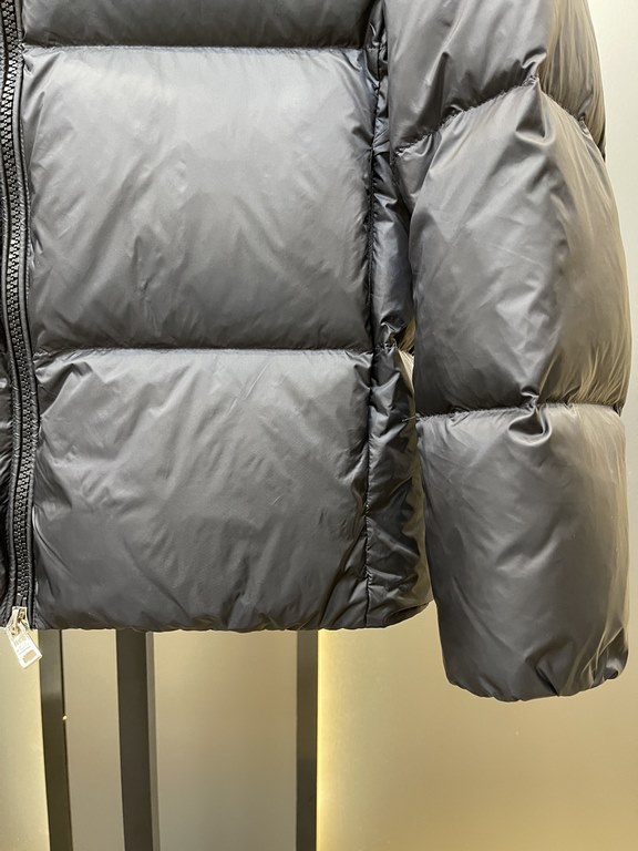 820prada prada new jacquard nylon down jacket metal small label down jacket. The down jacket is made from re-nylon recycled nylon in a modern design that complements the silhouette, with 95% white duck down for warmth an