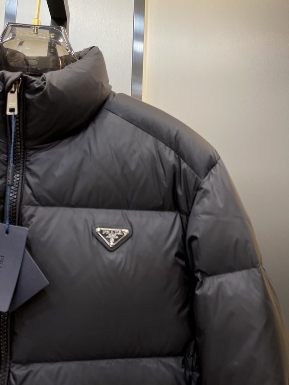 820prada prada new jacquard nylon down jacket metal small label down jacket. The down jacket is made from re-nylon recycled nylon in a modern design that complements the silhouette, with 95% white duck down for warmth an