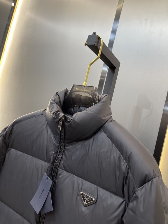 820prada prada new jacquard nylon down jacket metal small label down jacket. The down jacket is made from re-nylon recycled nylon in a modern design that complements the silhouette, with 95% white duck down for warmth an