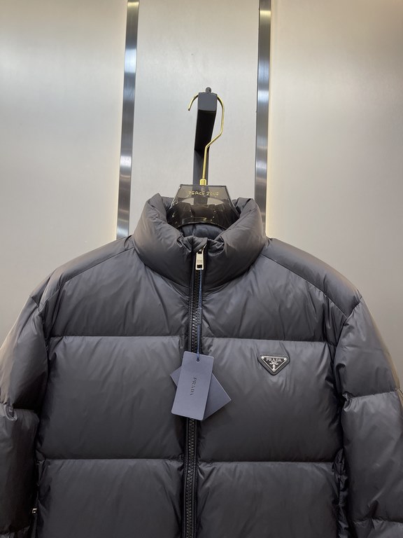 820prada prada new jacquard nylon down jacket metal small label down jacket. The down jacket is made from re-nylon recycled nylon in a modern design that complements the silhouette, with 95% white duck down for warmth an