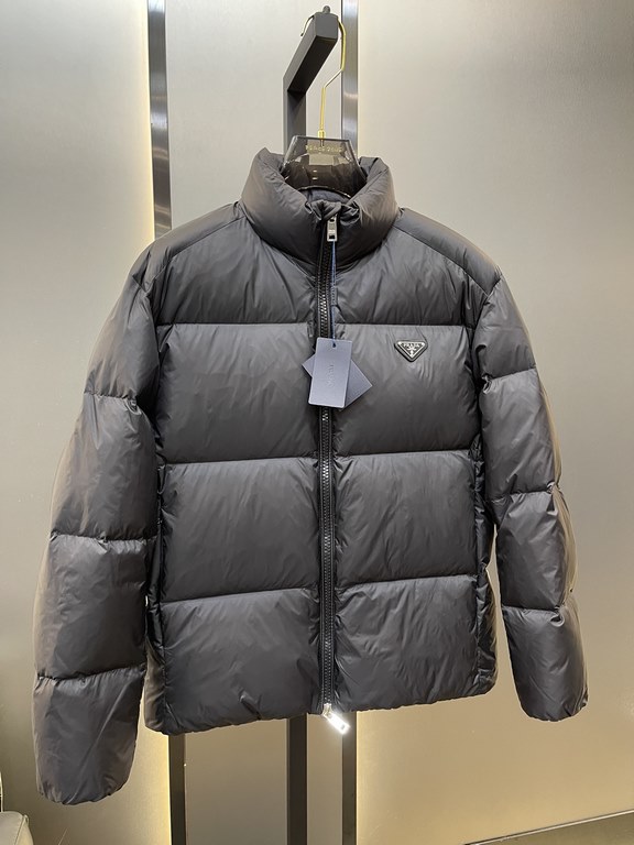 820prada prada new jacquard nylon down jacket metal small label down jacket. The down jacket is made from re-nylon recycled nylon in a modern design that complements the silhouette, with 95% white duck down for warmth an