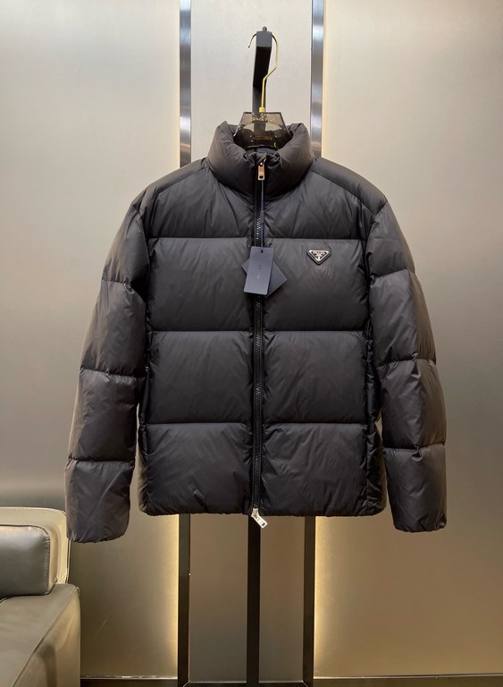 820prada prada new jacquard nylon down jacket metal small label down jacket. The down jacket is made from re-nylon recycled nylon in a modern design that complements the silhouette, with 95% white duck down for warmth an