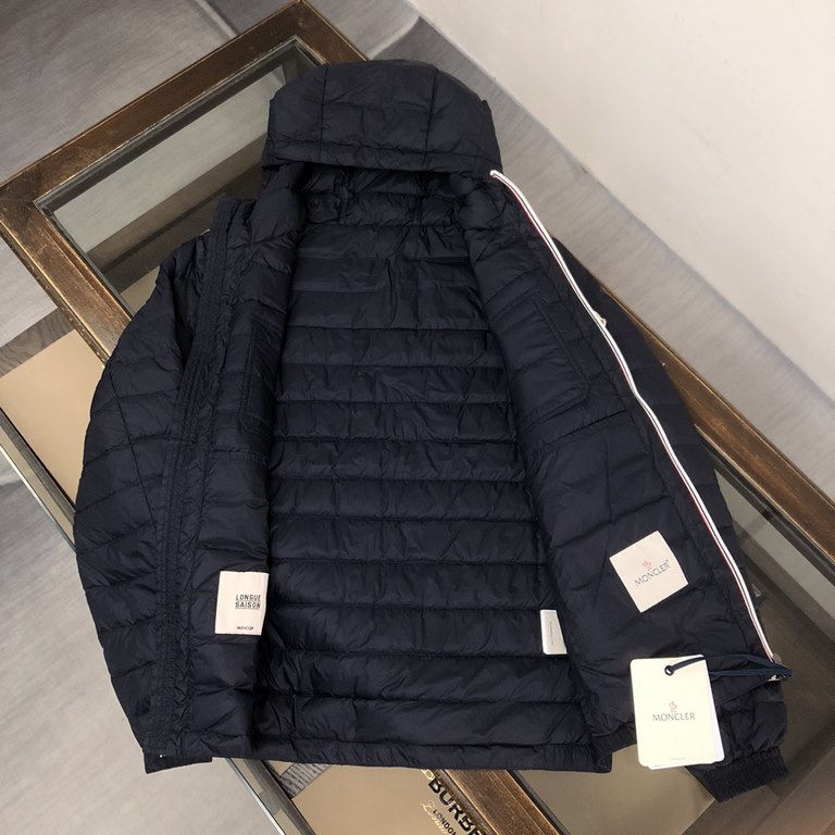 P620.    Moncler Moncler Moncler 2023 winter newest men's double pocket design lightweight hooded down jacket  Three-color collision zipper is extremely eye-catching, and the details show the craftsmanship everywhere   T