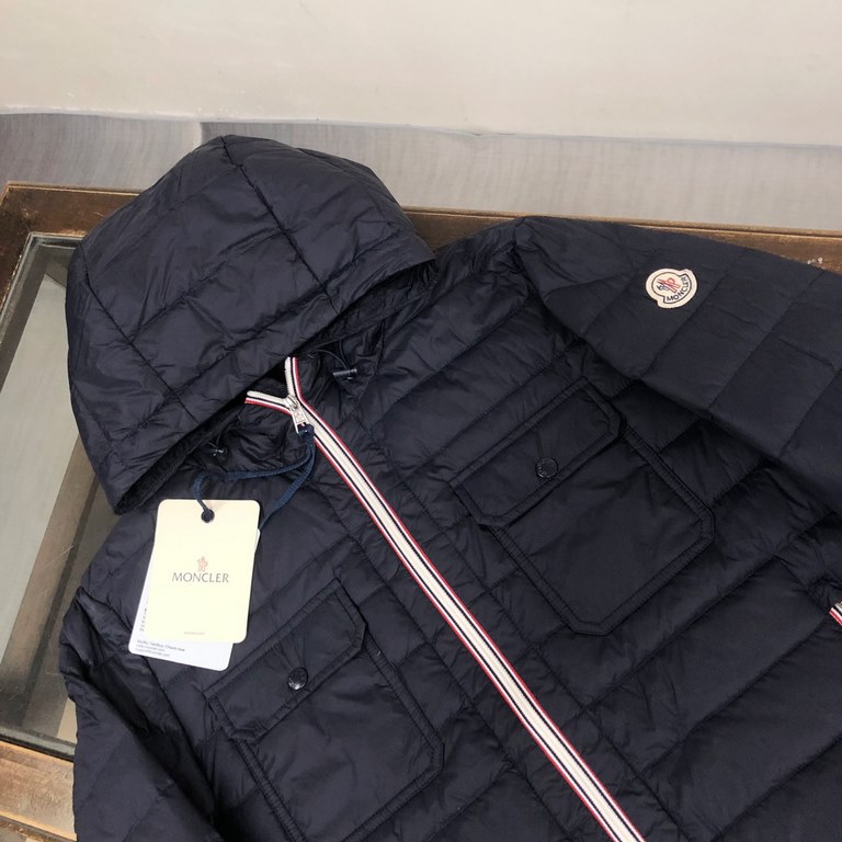 P620.    Moncler Moncler Moncler 2023 winter newest men's double pocket design lightweight hooded down jacket  Three-color collision zipper is extremely eye-catching, and the details show the craftsmanship everywhere   T