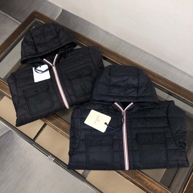 P620.    Moncler Moncler Moncler 2023 winter newest men's double pocket design lightweight hooded down jacket  Three-color collision zipper is extremely eye-catching, and the details show the craftsmanship everywhere   T