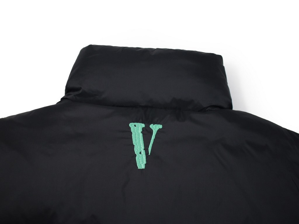 430 Vlone Friends Black and Green Embroidered Letter Down JacketBlack is the color that won't go wrong in winter, black down jacket with green embroidery embellishment, winter out cool and warm, long wearing not tired, t