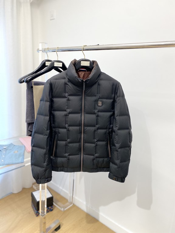 595  Ermenegildo Zegna, the latest men's down jacket, in soft and cozy fabric. The shape of the jacket is superb. Zipper. Accessories are customer supply, imported fabrics, lightweight and comfortable, warm and stylish, 