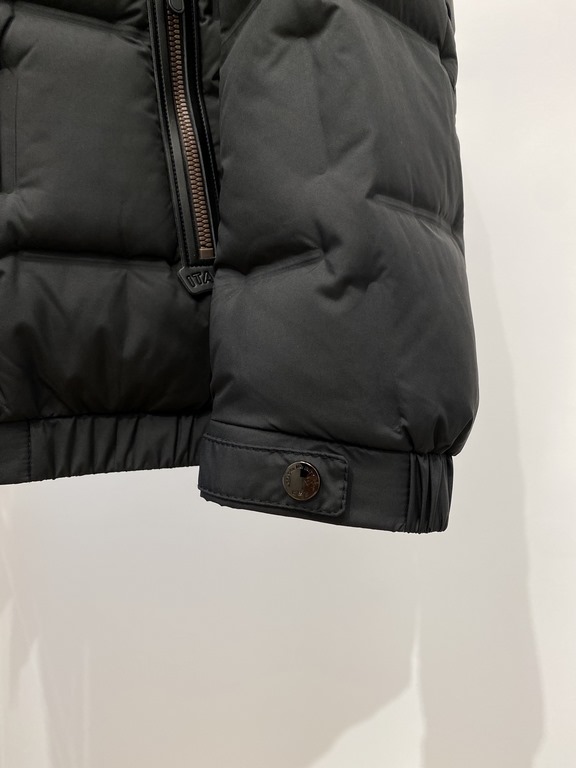 595  Ermenegildo Zegna, the latest men's down jacket, in soft and cozy fabric. The shape of the jacket is superb. Zipper. Accessories are customer supply, imported fabrics, lightweight and comfortable, warm and stylish, 