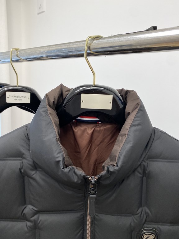 595  Ermenegildo Zegna, the latest men's down jacket, in soft and cozy fabric. The shape of the jacket is superb. Zipper. Accessories are customer supply, imported fabrics, lightweight and comfortable, warm and stylish, 