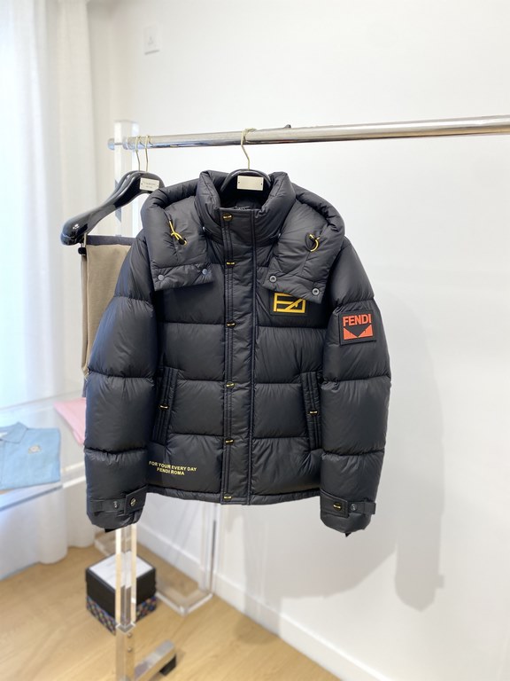 635 Fendi, the latest men's light down jacket, the fabric is soft and comfortable. The top shape is awesome ． Zipper. Accessories are customer supply, imported fabrics, lightweight and comfortable, warm and stylish, simp