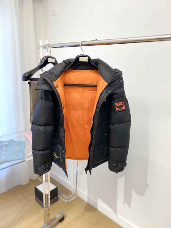 635 Fendi, the latest men's light down jacket, the fabric is soft and comfortable. The top shape is awesome ． Zipper. Accessories are customer supply, imported fabrics, lightweight and comfortable, warm and stylish, simp