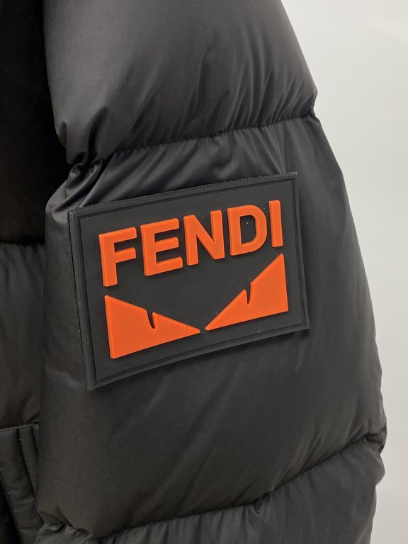 635 Fendi, the latest men's light down jacket, the fabric is soft and comfortable. The top shape is awesome ． Zipper. Accessories are customer supply, imported fabrics, lightweight and comfortable, warm and stylish, simp