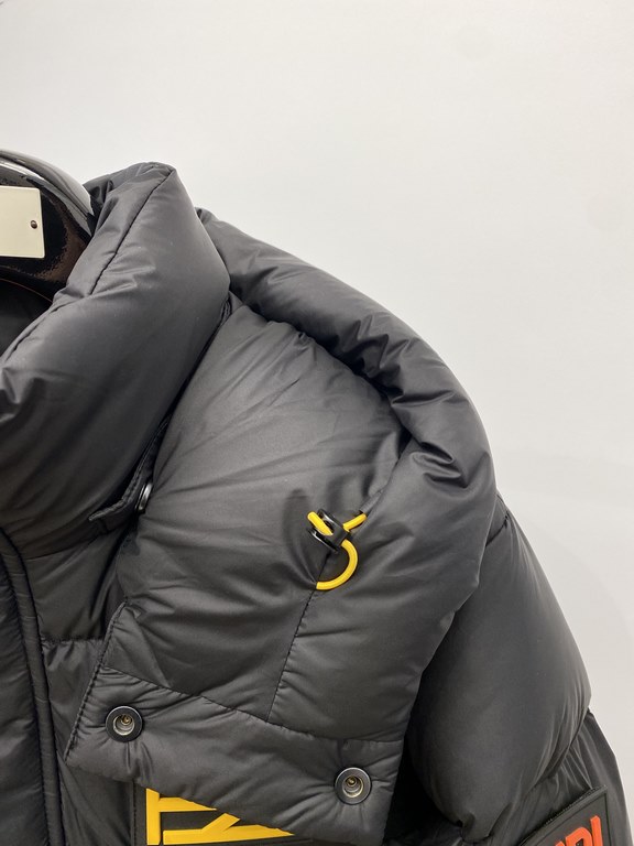 635 Fendi, the latest men's light down jacket, the fabric is soft and comfortable. The top shape is awesome ． Zipper. Accessories are customer supply, imported fabrics, lightweight and comfortable, warm and stylish, simp