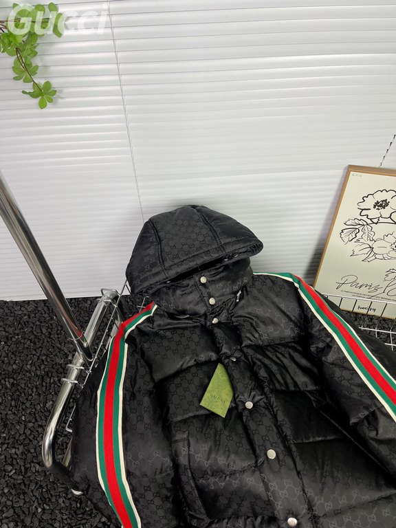 P565 Model No. Y90 [official quality].GUCCI Gucci 23ss official website new full print dark pattern jacquard red and green webbing down jacket Hat removable (new national standard 80 down) # fabric customized original hi