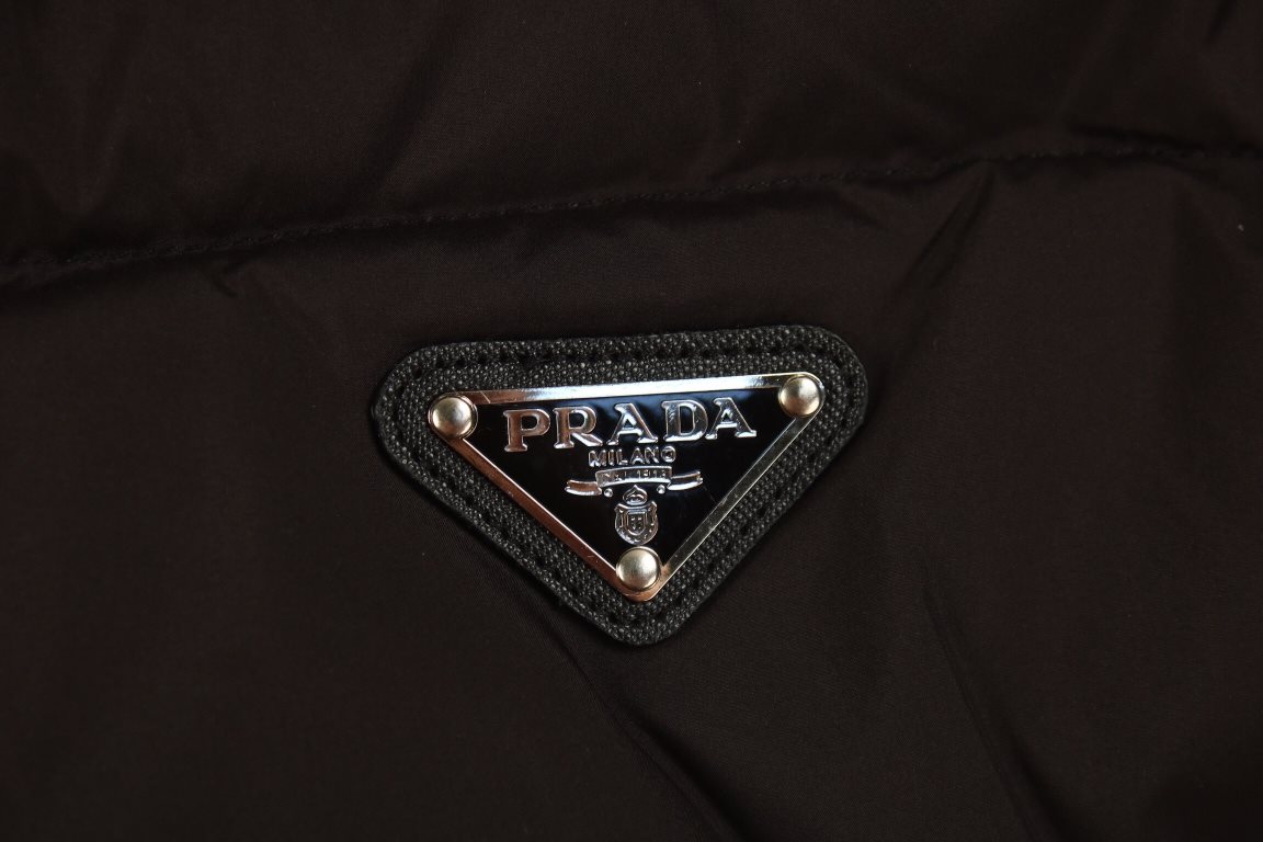 545Prada - Short Down Jacket Crafted from Re-Nvlon recycled nylon, this down jacket combines a modern design with a short cropped fit from Novelty Meter.Material Craftsmanship Analysis1. White duck down is padded for war