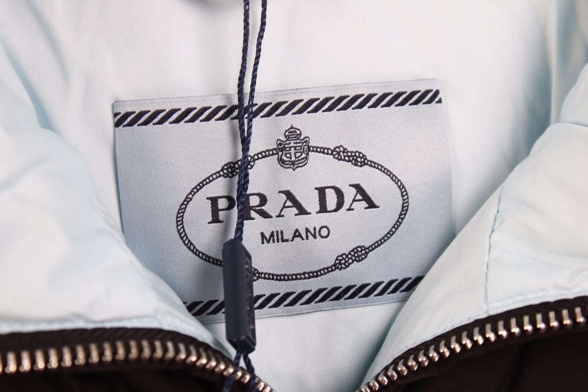 545Prada - Short Down Jacket Crafted from Re-Nvlon recycled nylon, this down jacket combines a modern design with a short cropped fit from Novelty Meter.Material Craftsmanship Analysis1. White duck down is padded for war