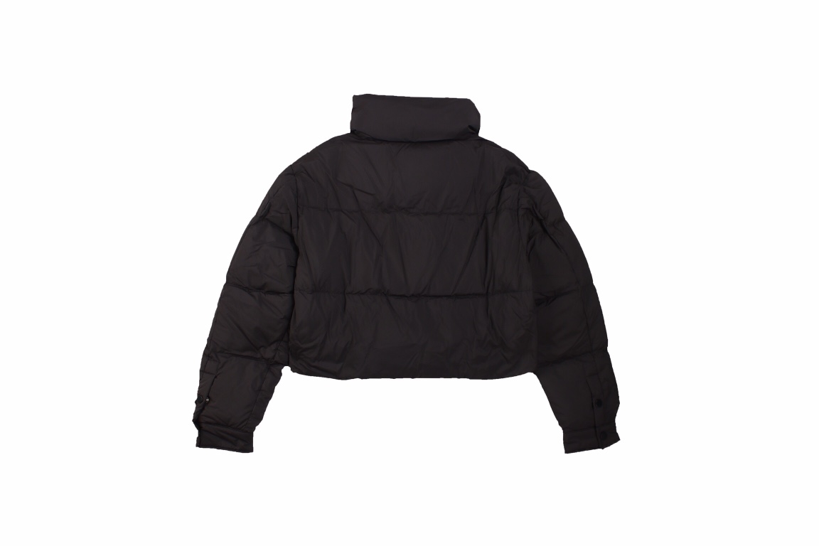 545Prada - Short Down Jacket Crafted from Re-Nvlon recycled nylon, this down jacket combines a modern design with a short cropped fit from Novelty Meter.Material Craftsmanship Analysis1. White duck down is padded for war