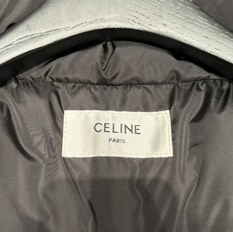 650                        CELINE CELINE 23SS New Lightweight Nylon Down JacketSIZE 46485052Made of regular nylon fabric Lightweight and soft Lining 100% nylon CELINE print on left chest High collar  loose fit 2 slash zi