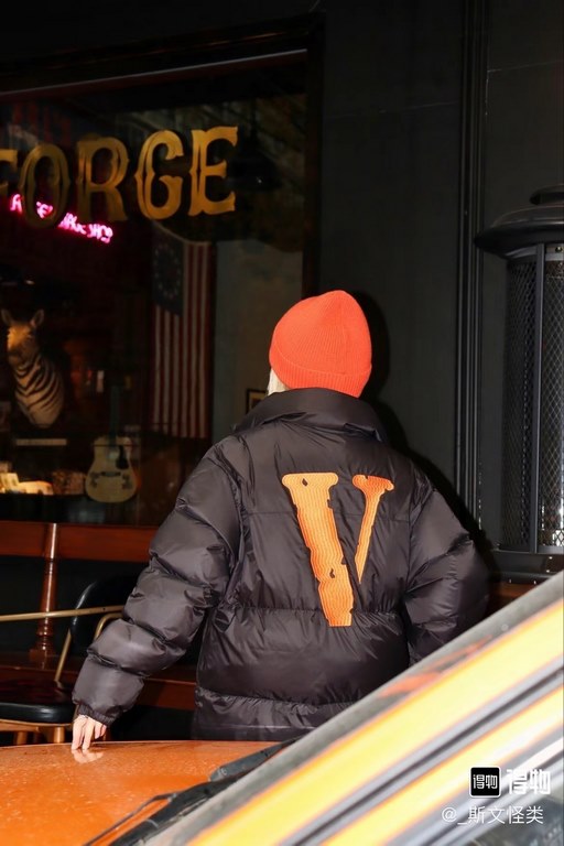 430 Vlone Classic Big V Logo Black and Orange Embroidered Down JacketImported 45D cotton memory matte fabric, feel comfortable and smooth, wear better, the new national standard 80 zero white duck down, 350 grams of down