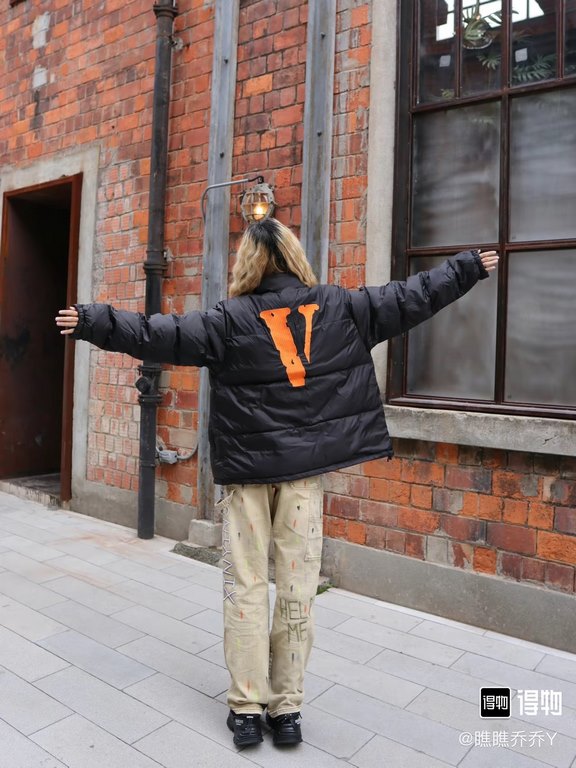 430 Vlone Classic Big V Logo Black and Orange Embroidered Down JacketImported 45D cotton memory matte fabric, feel comfortable and smooth, wear better, the new national standard 80 zero white duck down, 350 grams of down