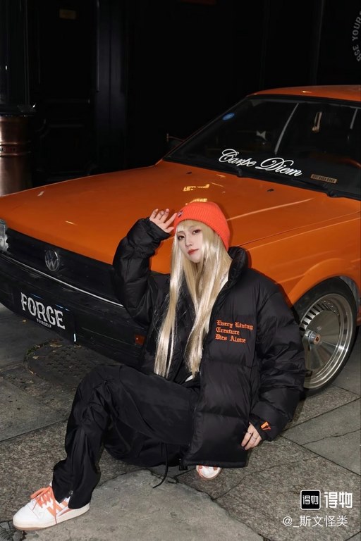 430 Vlone Classic Big V Logo Black and Orange Embroidered Down JacketImported 45D cotton memory matte fabric, feel comfortable and smooth, wear better, the new national standard 80 zero white duck down, 350 grams of down