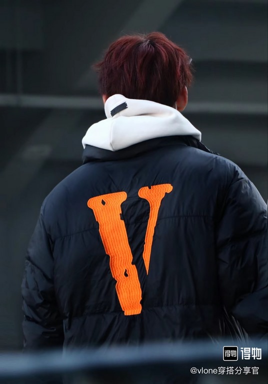 430 Vlone Classic Big V Logo Black and Orange Embroidered Down JacketImported 45D cotton memory matte fabric, feel comfortable and smooth, wear better, the new national standard 80 zero white duck down, 350 grams of down