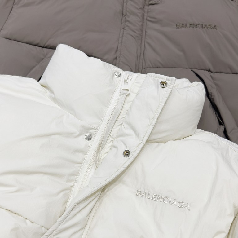 470 Balenciaga x Adidas Parisian family co-branded models Adidas three bar down jacket The latest co-branded series of down jacket, casual style men and women can be, 500g high down filling, thick and full, the differenc