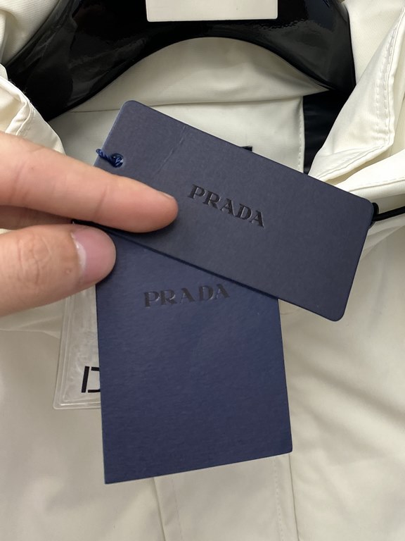 675 Prada, the latest men's down jacket, soft and cozy fabric. The shape of the jacket is superb. Zipper. Accessories are customer supply, imported fabrics, lightweight and comfortable, warm and stylish, simple and gener