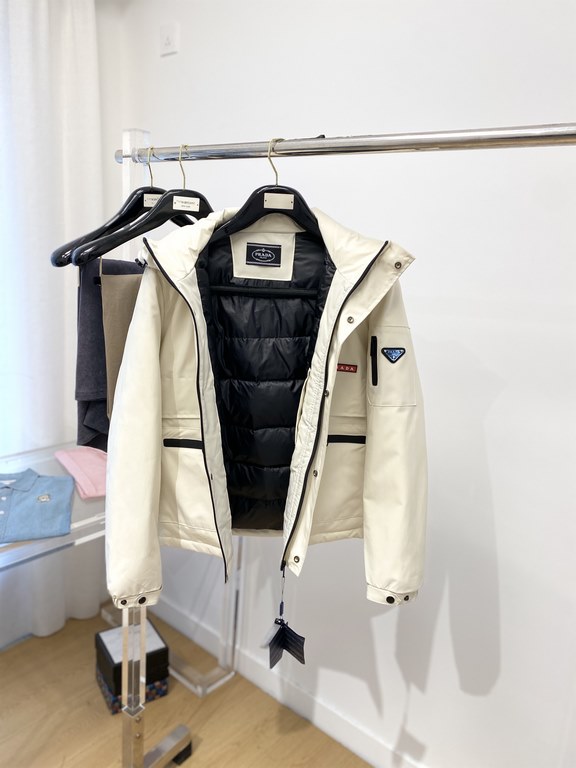 675 Prada, the latest men's down jacket, soft and cozy fabric. The shape of the jacket is superb. Zipper. Accessories are customer supply, imported fabrics, lightweight and comfortable, warm and stylish, simple and gener