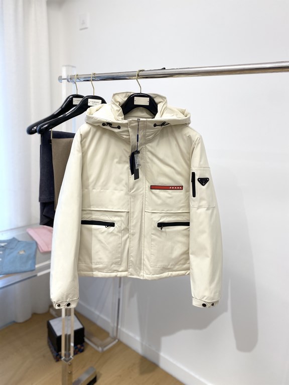 675 Prada, the latest men's down jacket, soft and cozy fabric. The shape of the jacket is superb. Zipper. Accessories are customer supply, imported fabrics, lightweight and comfortable, warm and stylish, simple and gener