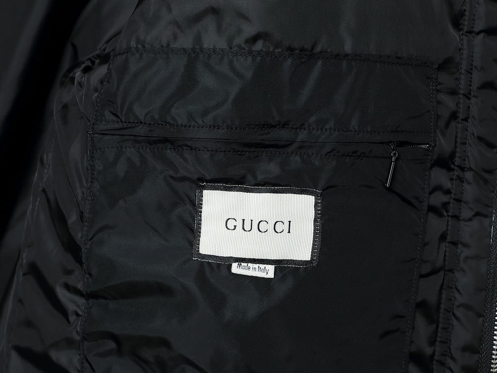 P595 Evergreen Classic 3M Webbing Down Jacket GUCCI  Gucci 23Fw Classic dark print large double GG detachable hood reflective webbing down jacketBosideng teacher personally manipulate large goods, the whole network exclu