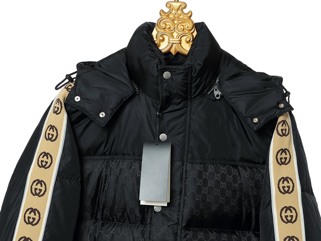 P595 Evergreen Classic 3M Webbing Down Jacket GUCCI  Gucci 23Fw Classic dark print large double GG detachable hood reflective webbing down jacketBosideng teacher personally manipulate large goods, the whole network exclu