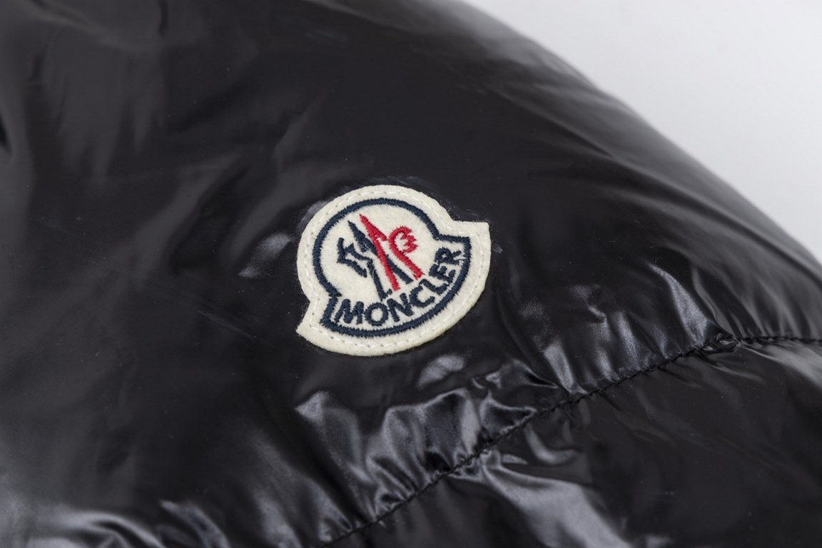 535Model number E65Moncler   Moncler 23SS Winter Standing Collar Down Jacket!This counter listing is a steal, the short section is the most sought-after models, this is definitely the king of down jacket, to meet all the