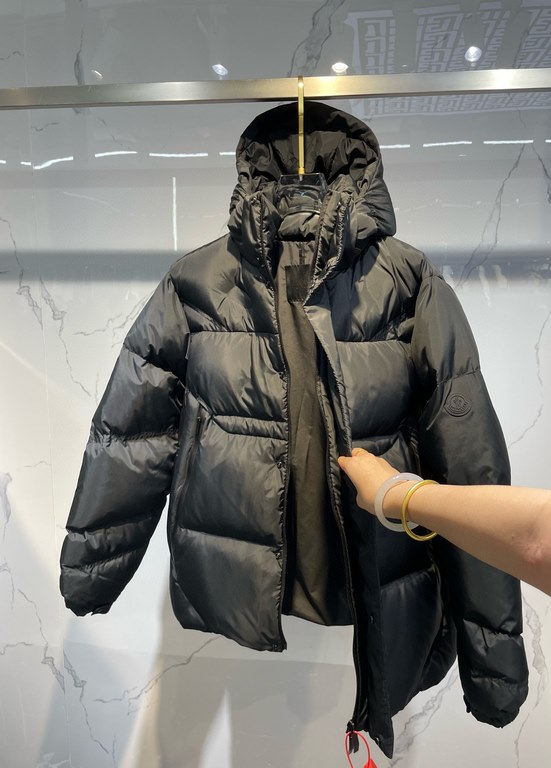 920    Monk's the Black Warrior series 3 generation!    2023 newest down jacket ~ official website synchronization on the new ~ made of polyester fabric, hooded down jacket, has a slim fit and sharp geometric quilting de