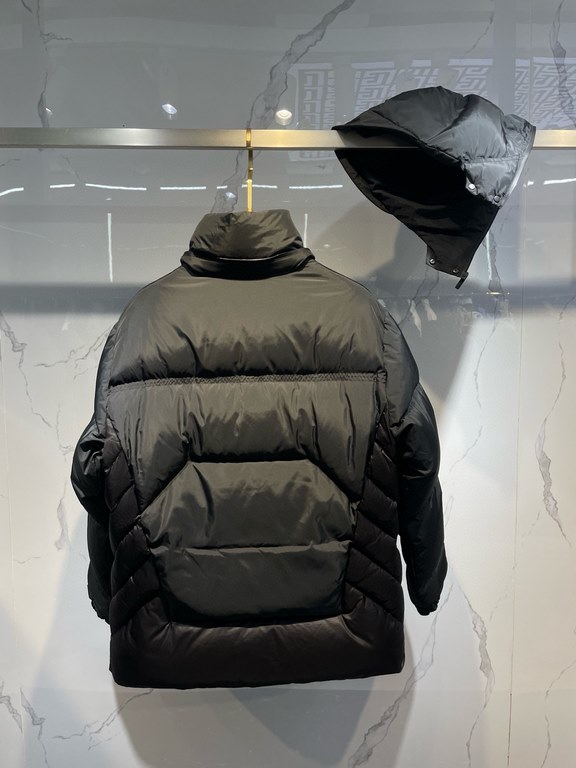 920    Monk's the Black Warrior series 3 generation!    2023 newest down jacket ~ official website synchronization on the new ~ made of polyester fabric, hooded down jacket, has a slim fit and sharp geometric quilting de