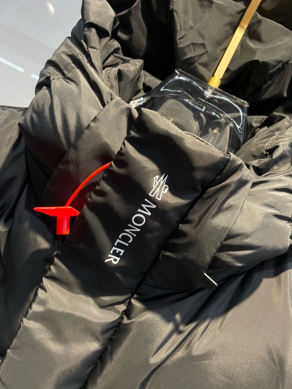 920    Monk's the Black Warrior series 3 generation!    2023 newest down jacket ~ official website synchronization on the new ~ made of polyester fabric, hooded down jacket, has a slim fit and sharp geometric quilting de